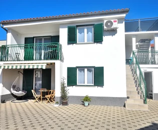 Vodice – Kuća s 2 apartmana, 150 m od plaže, renovirana 2025. godine