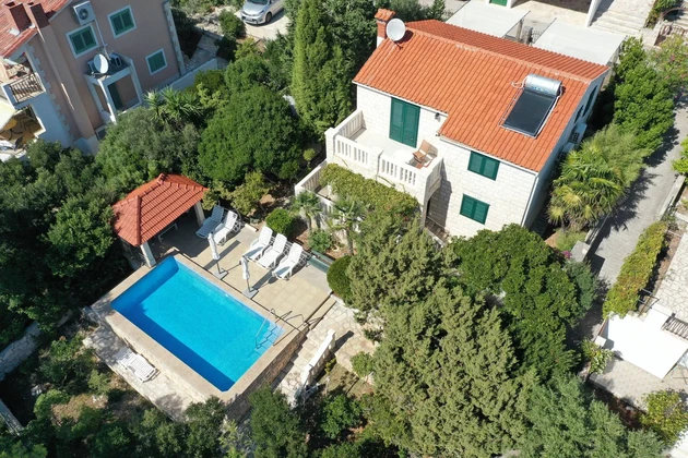 Casa dalmata in vendita proprio sul lungomare di Blato in Croazia