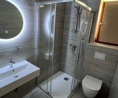 Maison de trois appartements à vendre en bord de mer à Krk en Croatie