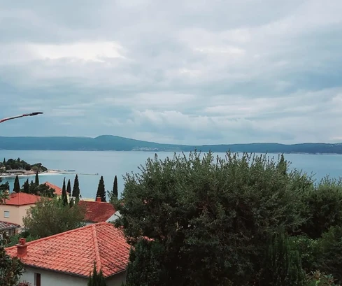 Przestronny dom położony na sprzedaż w pobliżu morza w Crikvenicy w Chorwacji