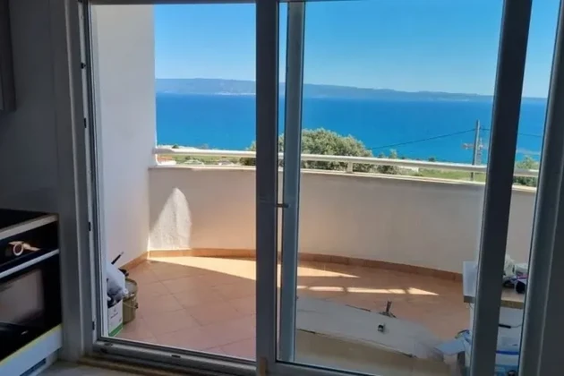 Split, Žnjan, cómodo apartamento de dos habitaciones de 84 m², vista al mar, garaje de 16 m²