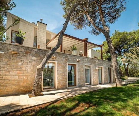 Luxusvilla auf Brač nur 35 Meter vom Meer entfernt zu verkaufen in Kroatien