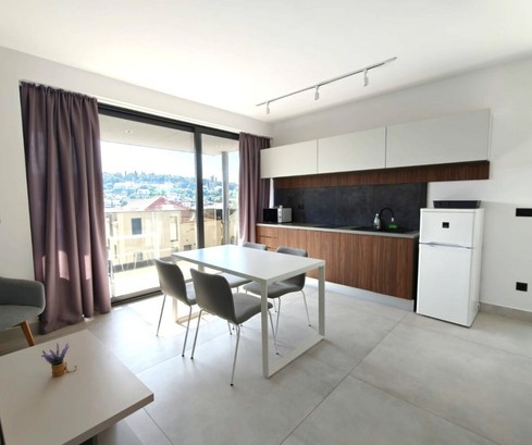 Modern két szobás apartman kerttel Brač szigetén eladó