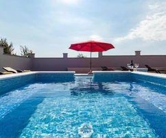 Casa independiente con piscina en venta en Valdebek, Pula, Croacia