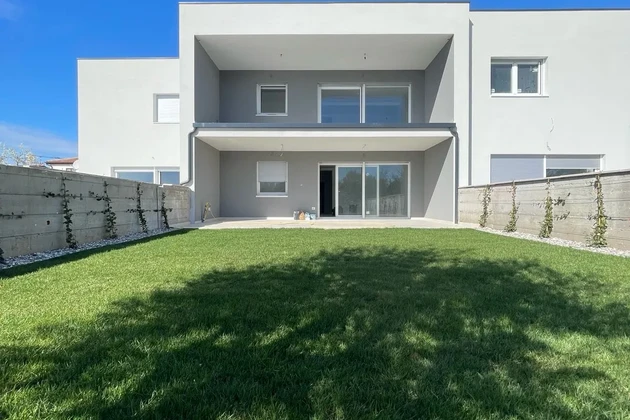 Novigrad, Isztria – Modern földszinti lakás kerttel