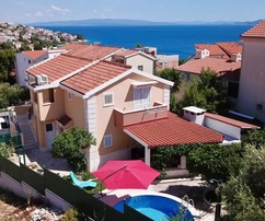 Čiovo, Okrug G., samostatne stojaci dom 163 m2, s 2 apartmánmi, bazénom, letnou kuchyňou.