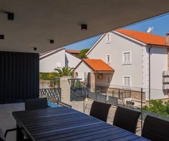 EXKLUZÍVNY PENTHOUSE S PANORAMATICKÝM VÝHĽADOM NA MORE A BAZÉNOM, NA ATRAKTÍVNOM MIESTE, 80 M OD PLÁŽE!
