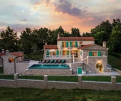 Villa de piedra con piscina, ubicación tranquila, propiedad única, en los alrededores de Pazin.