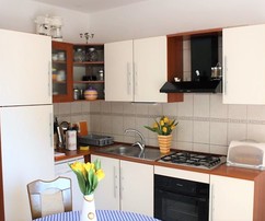 Przestronny dom apartamentowy położony blisko plaży na wyspie Šolta na sprzedaż