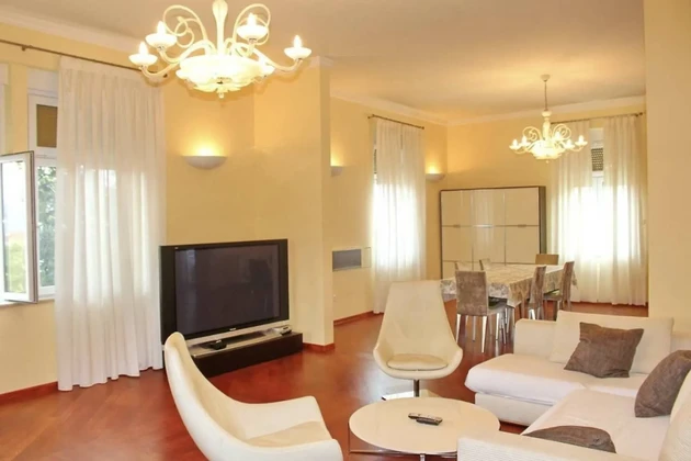 Amplio apartamento de tres dormitorios en venta en el centro de Opatija, Croacia