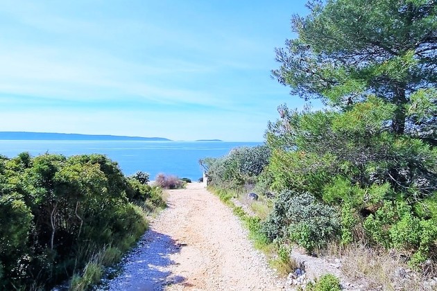 Terrain constructible sur l'île de Ciovo à 50m de la mer