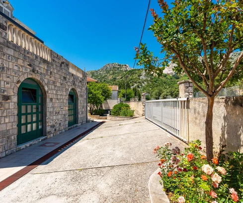 Dubrovnik, Cibaca, Casa independiente con espacio comercial y varias unidades residenciales