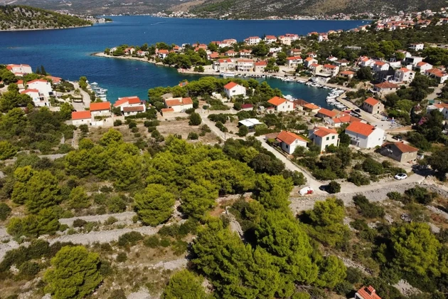 Ražanj, 1029 m2-es építési telek tengerre néző kilátással, 100 m-re a strandtól