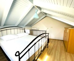 Šarmantné kamenné domy v bračskej dedine s priestranným dvorom