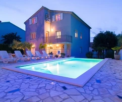 Medulin, Banjole: Splendida casa plurifamiliare con piscina e jacuzzi in vendita