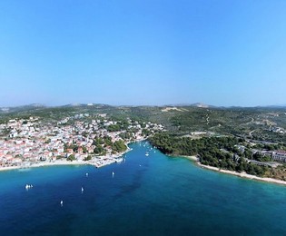 Prostrano građevinsko zemljište u blizini mora kod Primoštena na prodaju