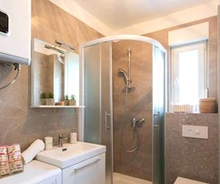 Encantador apartamento dividido con patio privado en venta