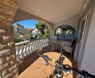 Appartement à 60 m de la mer, côté sud de Vir