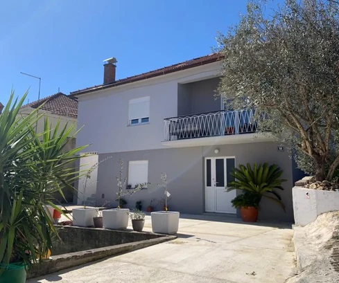 Zadar, Kali, beautiful house near the sea with two separate apartments