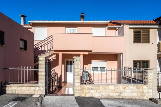 Maison duplex à vendre à Split Kila avec trois appartements séparés en Croatie