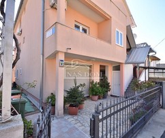 Sprzedaż domu z mieszkaniami w Tribunju