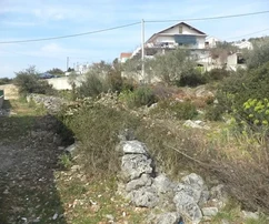 Marina, bâtiment. Terrain de 1429 m2, près du centre, électricité, eau