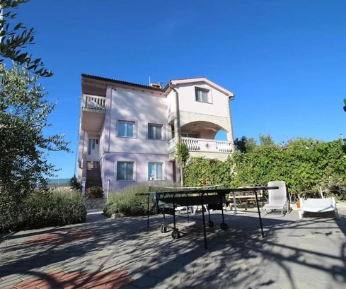 Maison avec appartements à vendre à Vrsi Zukve en Croatie