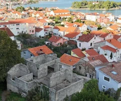 Dom apartamentowy z pięcioma jednostkami mieszkalnymi w budowie na wyspie Ugljan, Preko