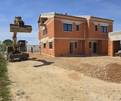 Neubauimmobilie mit Pool und Garage