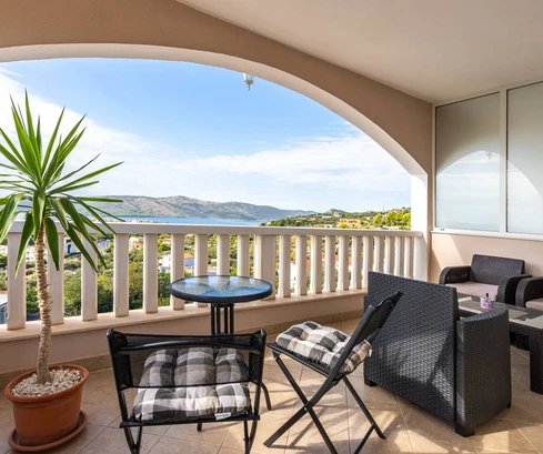 Edificio de apartamentos en venta en Seget Vranjic con vistas en Croacia