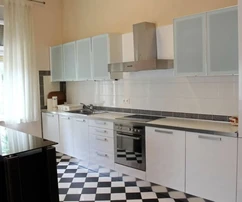 Amplio apartamento de tres dormitorios en venta en el centro de Opatija, Croacia