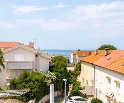 Dom s bytmi na predaj v centre Novalje v Chorvátsku