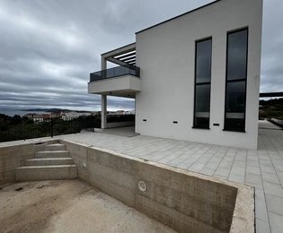 Vodice, 2-bedroom luxury apartment with pool, garage and panoramic sea view