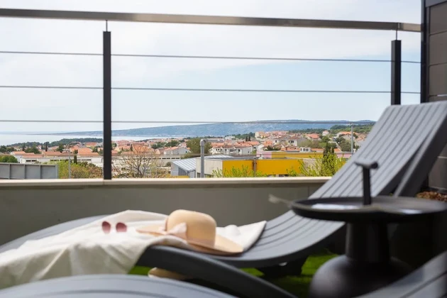 MODERNE ZARIADENÝ APARTMÁN S VÝHĽADOM NA MORE, NA ATRAKTÍVNOM MIESTE!