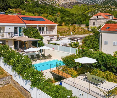 Pelješac, Viganj, maison avec piscine et garage au bord de la mer