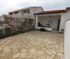 Appartement en enfilade avec deux chambres, proche du centre