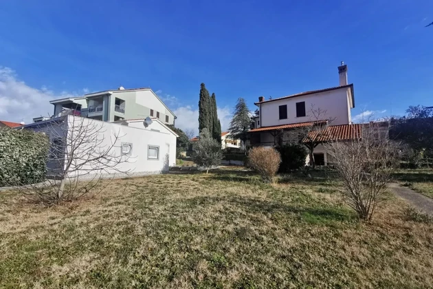 Deux maisons, île de Krk, Malinska, sur un terrain constructible de 1983 m2 !