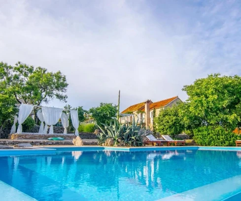 Villa en venta con vistas panorámicas en Hvar, Croacia