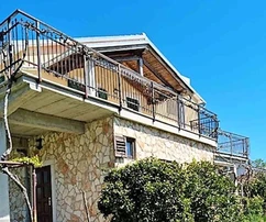 Pozemok na predaj v Pule s viacerými objektmi v Chorvátsku