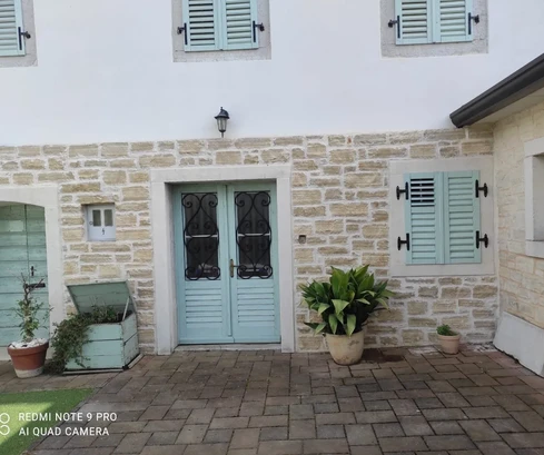 Istria, Poreč – Casa in pietra splendidamente ristrutturata con 4 camere da letto in vendita
