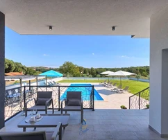 Luxusní vila s bazénem a prostornou zahradou, Pula, Istrie