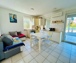 Istria, Novigrad, appartamento al piano terra con ampio cortile privato