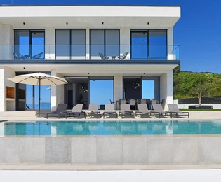 Villa con piscina in vendita vicino a Raša in Croazia