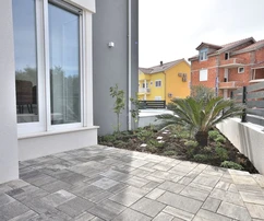 Vodice – zařízený dvouúrovňový byt se zahradou, 850 m od moře