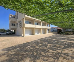 Potenciális mini-szálloda / apartmanépület - Sukošan, 70 m-re a tengertől