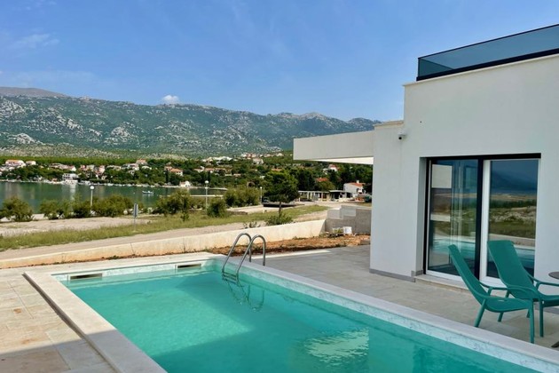 Villa de luxe avec piscine à vendre directement sur le front de mer en Croatie