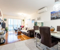 Split, Pujanke, Dreizimmerwohnung mit Meerblick und Terrasse, komplett renoviert