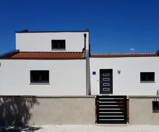 Istria, Pula, nowoczesna wolnostojąca willa z widokiem na zieleń, spokojna oaza