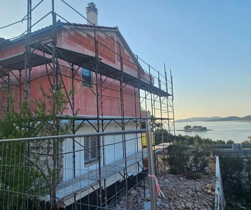 Primosten - Vorort, neues Haus 250 m², drei Schlafzimmer und Meerblick 100 m vom Strand entfernt