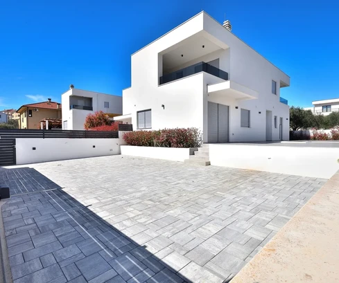 Vodice - casa bifamiliare con piscina